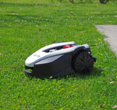Robot tagliaerba AMA Freemow serie M su prato verde curato