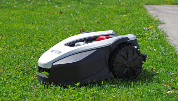 Robot tagliaerba AMA Freemow serie M su prato verde curato