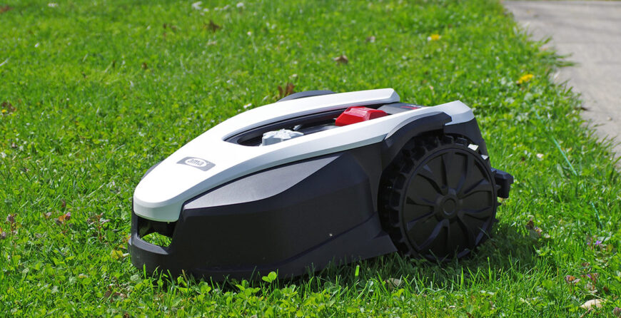 Robot tagliaerba AMA Freemow serie M su prato verde curato