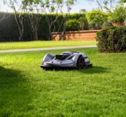 Robot tagliaerba Sunseeker X7 in funzione su prato all'inglese