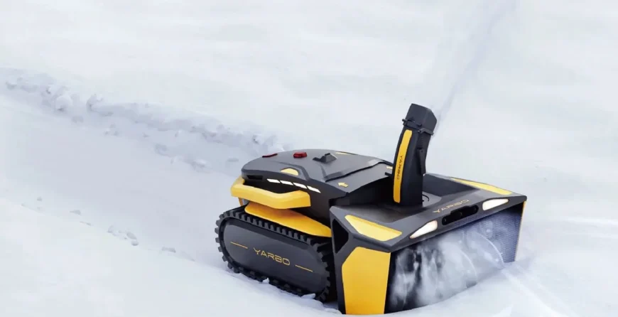 Robot Yarbo configurato come spazzaneve su un vialetto innevato