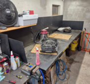 Tecnico Roboproject al lavoro su un robot tagliaerba in officina